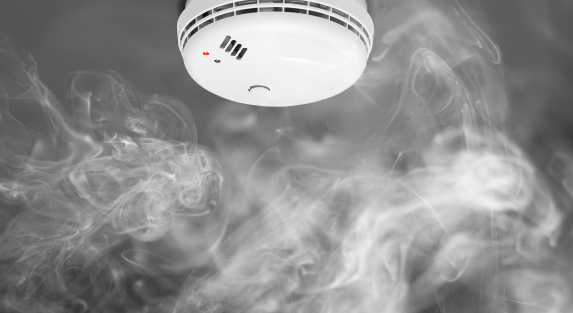 Locataire ou propriétaire : qui doit entretenir le détecteur de fumée ?