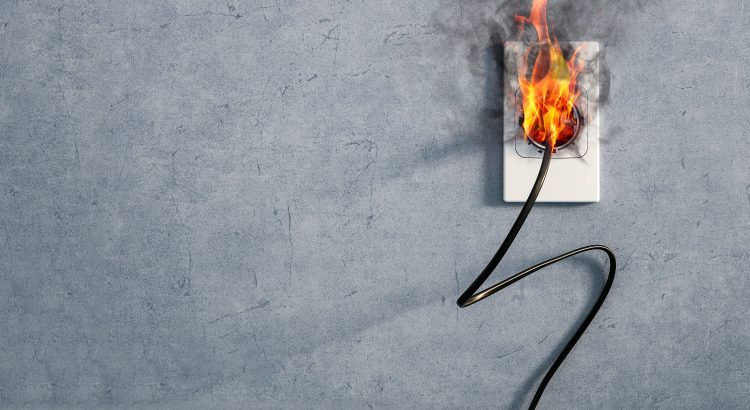 Prises électriques défaillantes – multiprises : comment prévenir les risques incendie ?